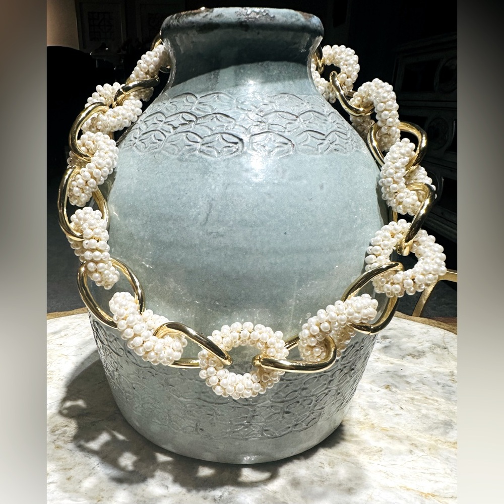 Absolutely Beautiful NWOT Ann Taylor Chunky 18” Gold Loop and Seed Pearl Neckace